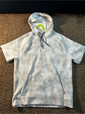 Old Navy Short-Sleeve Hooded Pullover in Light Gray Camo